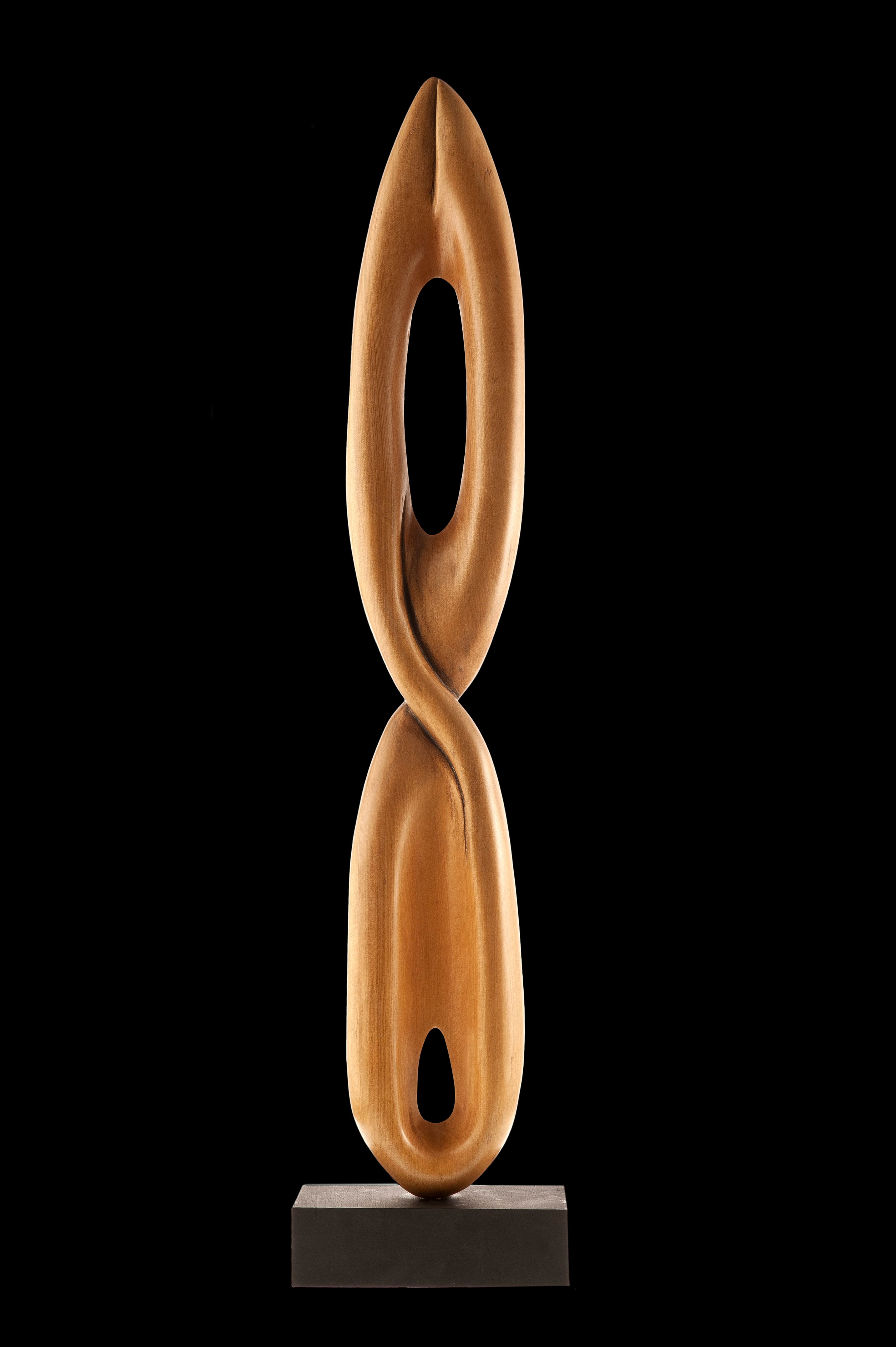 Escultura 'Retorno' tallada en madera de lenga, 68cm